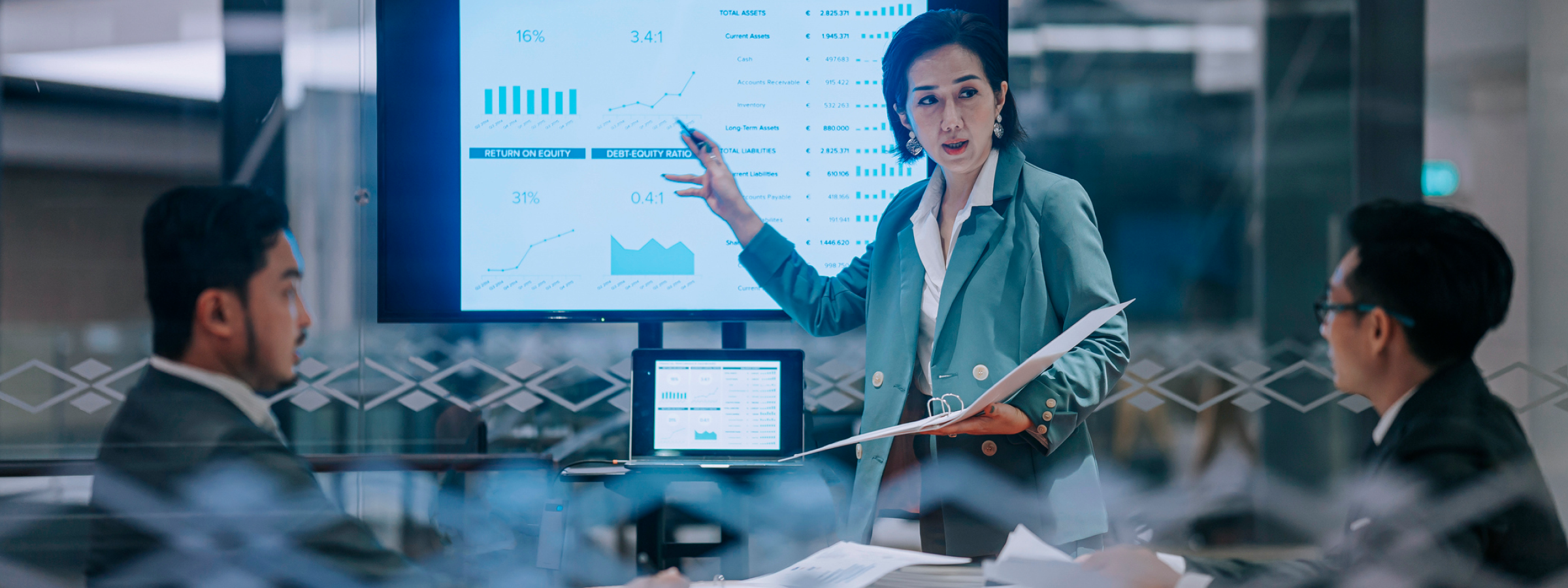 投影した資料を見ながら会議している様子