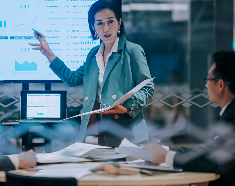 投影した資料を見ながら会議している様子